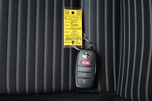 2024 Toyota Highlander LE