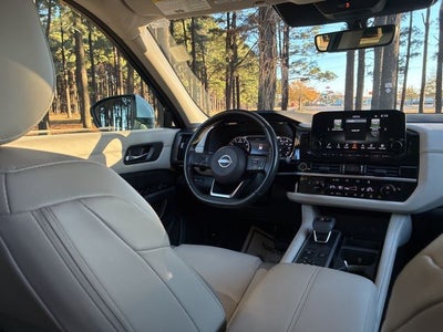 2023 Nissan Pathfinder SL