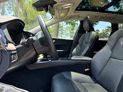2022 Volvo XC60 B5 Momentum