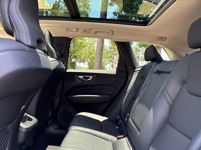 2022 Volvo XC60 B5 Momentum