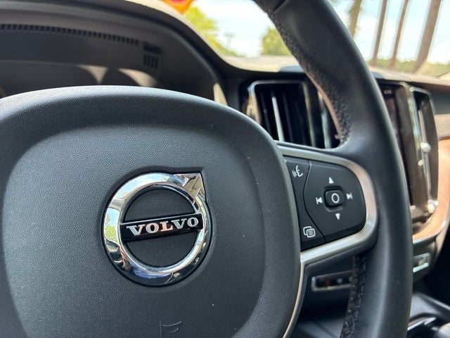 2022 Volvo XC60 B5 Momentum